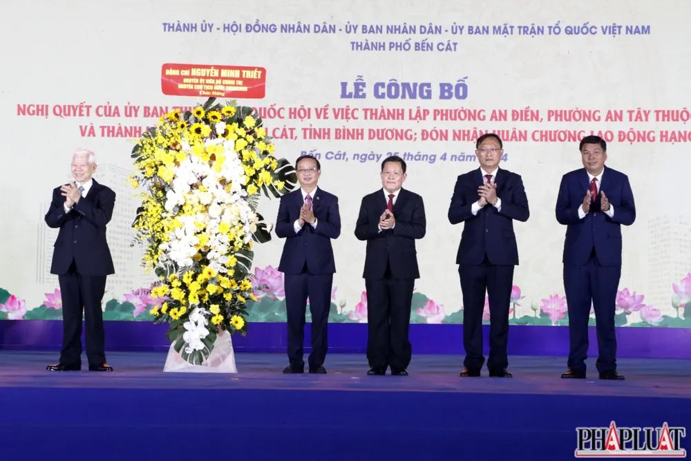 Ông Nguyễn Minh Triết, nguyên Chủ tịch nước tặng hoa chúc mừng chính quyền nhân dân TP Bến Cát. Ảnh: LÊ ÁNH Ông Nguyễn Minh Triết, nguyên Chủ tịch nước tặng hoa chúc mừng chính quyền nhân dân TP Bến Cát. Ảnh: LÊ ÁNH