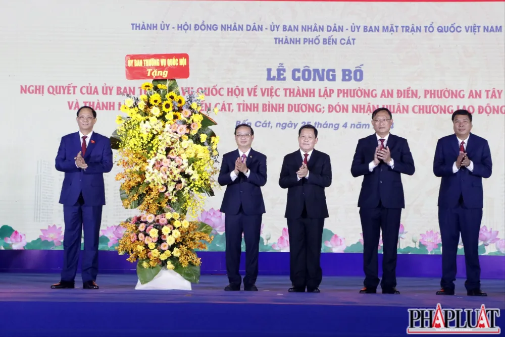 Thượng tướng Trần Quang Phương, Phó Chủ tịch Quốc hội, tặng hoa chúc mừng chính quyền nhân dân TP Bến Cát. Ảnh: LÊ ÁNH Thượng tướng Trần Quang Phương, Phó Chủ tịch Quốc hội, tặng hoa chúc mừng chính quyền nhân dân TP Bến Cát. Ảnh: LÊ ÁNH