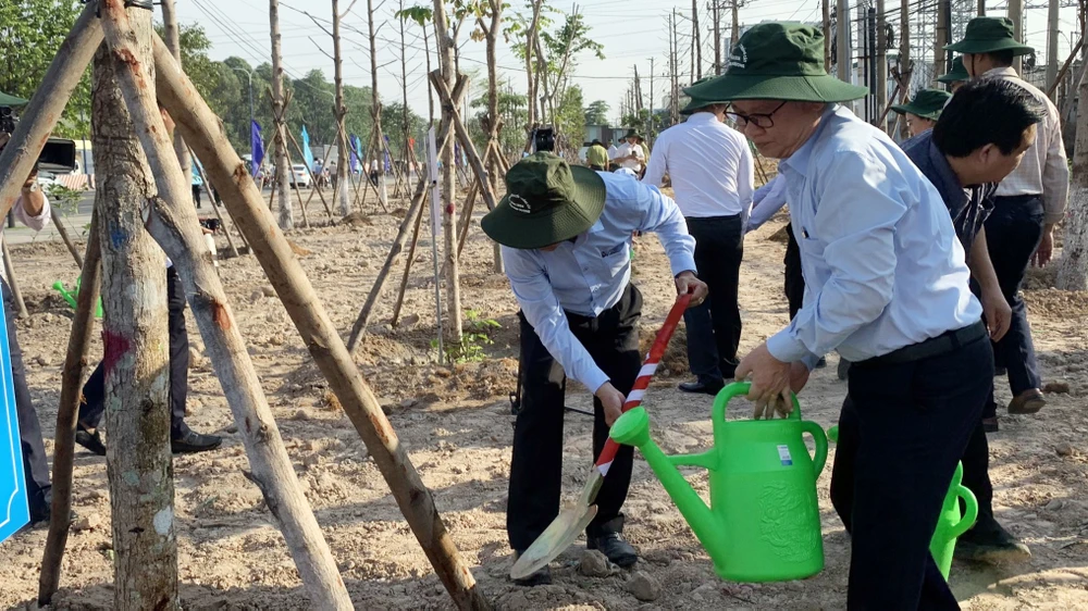 Ông Nguyễn Văn Lợi, Bí thư tỉnh ủy Bình Dương trồng cây tại lễ phát động. Ảnh: HẢI NHI bình dương (3).jpg