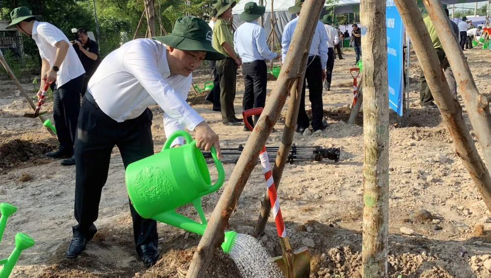 Ông Võ Văn Minh, Chủ tịch UBND tỉnh Bình Dương trồng cây sau lễ phát động. Ảnh: HẢI NHI bình dương (4).jpg