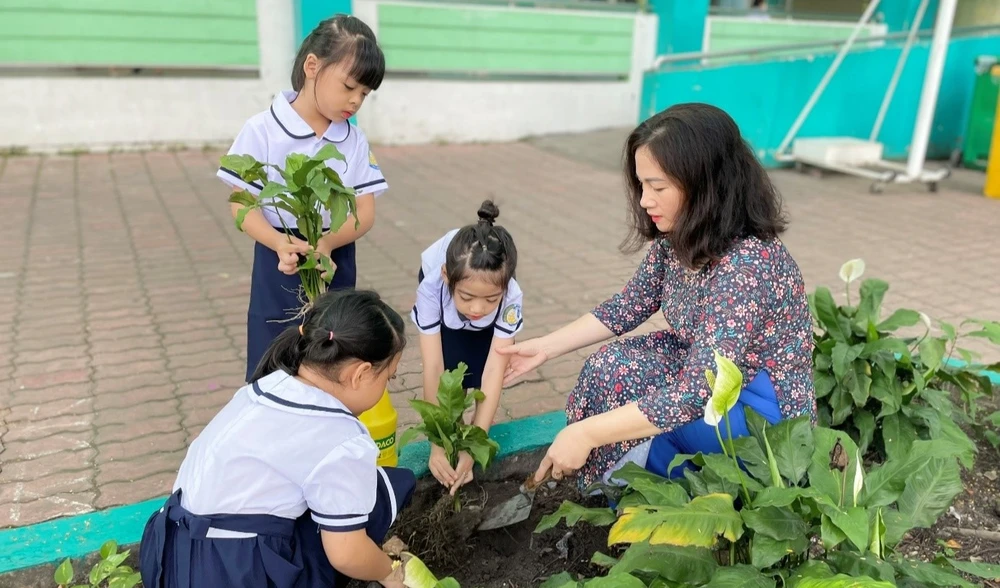 Giáo viên và học sinh trên địa bàn TP Thủ Dầu Một hưởng ứng chương trình "Mỗi người trồng một cây xanh, mỗi nhà góp một mảng xanh". Ảnh: TDM bình dương..jpg