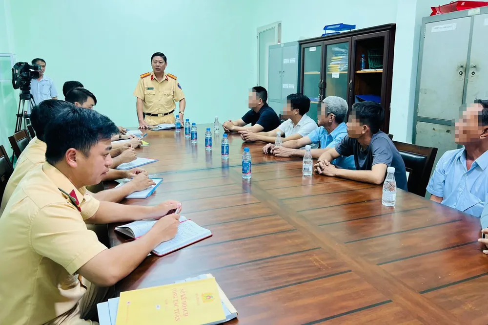 Lực lượng CSGT mời những người vi phạm lên làm việc. Ảnh: LA CSGT
