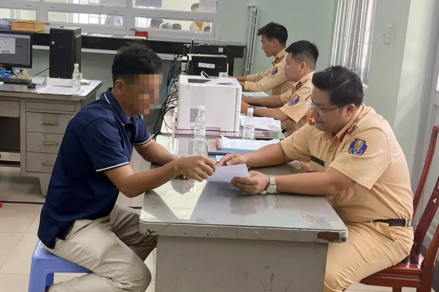 Công an tỉnh Bình Dương đề nghị người dân tiếp tục cung cấp thông tin vi phạm, để lực lượng CSGT xử lý nghiêm. Ảnh: LA CDGT (3).jpg