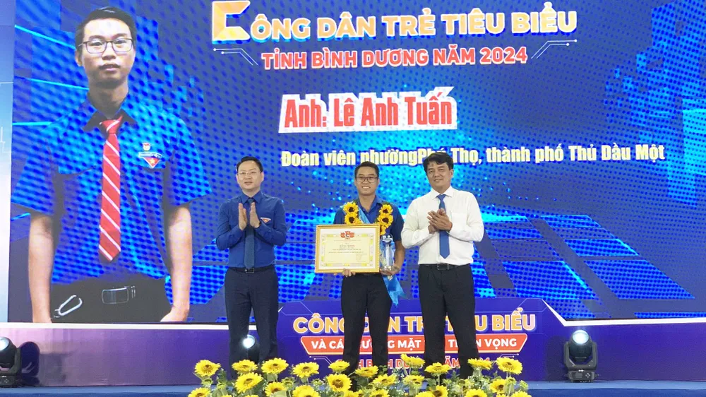 Anh Lê Anh Tuấn - Đoàn viên phường Phú Thọ, TP Thủ Dầu Một, một trong những thanh niên tiêu biểu được người dân gọi là "Hiệp sĩ bóng đêm" vì anh Tuấn thường xuyên chạy xe cấp cứu người dân miễn phí. Ảnh: HẢI NHI thanh niên tiêu biểu (1).jpg
