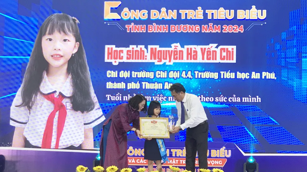 Em Nguyễn Hà Yến Chi - Chi đội trưởng Chi đội 4.4, Trường Tiểu học An Phú (TP Thuận An) là Công dân tiêu biểu nhỏ tuổi nhất được tuyên dương. Ảnh: HẢI NHI thanh niên tiêu biểu (2).jpg
