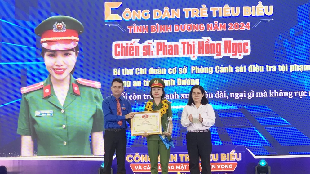 Đại úy Phan Thị Hồng Ngọc - Bí thư Chi đoàn cơ sở Phòng Cảnh sát điều tra tội phạm về ma túy (Công an tỉnh Bình Dương) được tuyên dương là Công dân trẻ tiêu biểu tỉnh Bình Dương. Ảnh: HẢI NHI thanh niên tiêu biểu (3).jpg