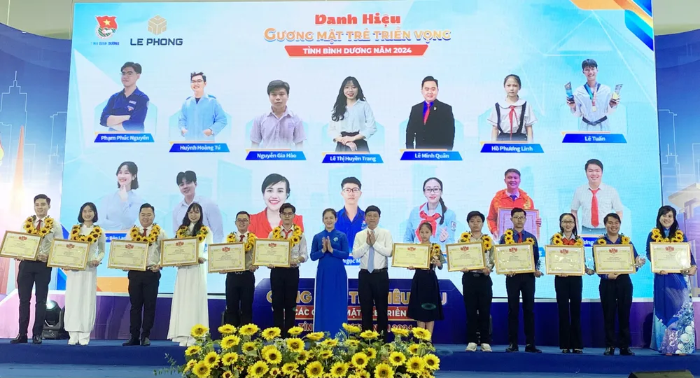 14 Gương mặt trẻ triển vọng tỉnh Bình Dương năm 2024 được tuyên dương. Ảnh: HẢI NHI thanh niên tiêu biểu (4).jpg
