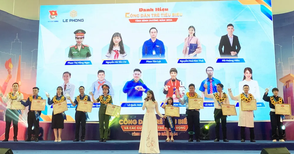 11 Công dân trẻ tiêu biểu tỉnh Bình Dương năm 2024 được tuyên dương. Ảnh: HẢI NHI thanh niên tiêu biểu (5).jpg