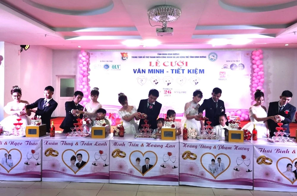 Ban tổ chức sẽ kết hợp tổ chức lễ cưới tập thể miễn phí cho 6 cặp đôi công nhân có hoàn cảnh khó khăn. (Ảnh: Lễ cưới tập thể, Trung tâm hỗ trợ thanh niên công nhân và Lao động trẻ từng tổ chức). Bình Dương (3).jpg