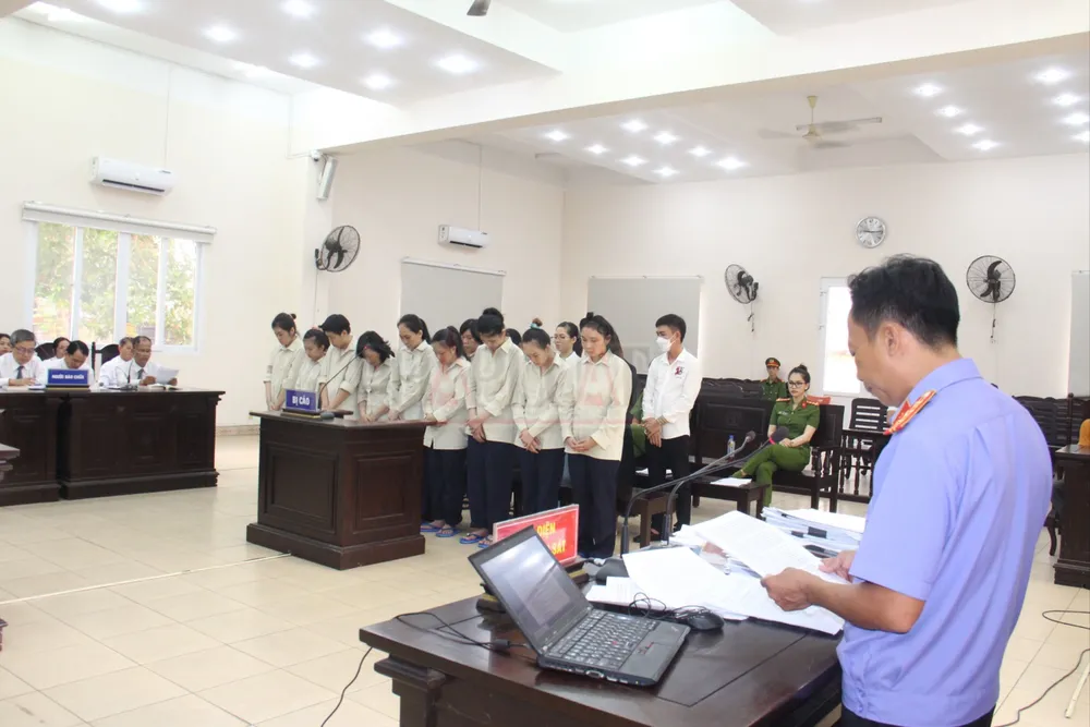 Các bị cáo khai lý do bán con vì hoàn cảnh. Ảnh: LA mua bán trẻ sơ sinh (2).jpg