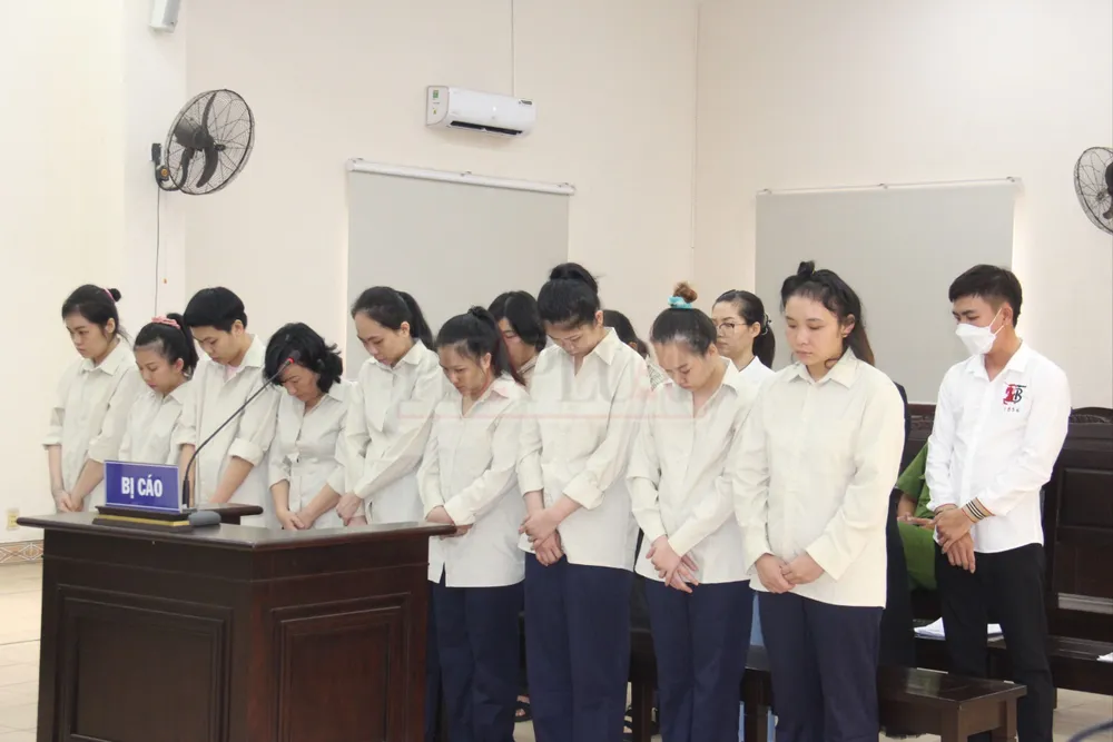 Hầu hết các bị cáo đều là những bà mẹ bán con của chính mình. Ảnh: LA mua bán trẻ sơ sinh (3).jpg