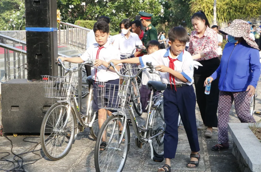 Các em học sinh có hoàn cảnh khó khăn học giỏi được nhận xe đạp. bình dương (1).jpg