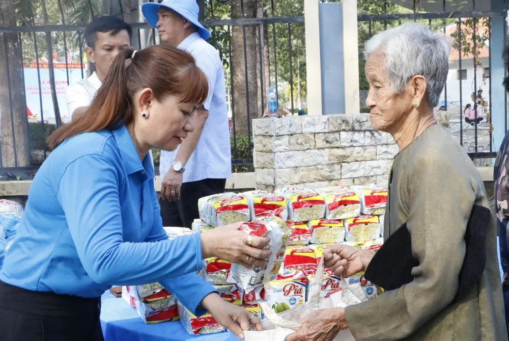 Hàng trăm người dân đến "phiên chợ 0 đồng" nhận nhu yếu phẩm. bình dương (3).jpg