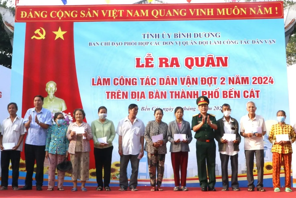 Hàng trăm người dân có hoàn cảnh khó khăn được nhận quà. bình dương (5).jpg