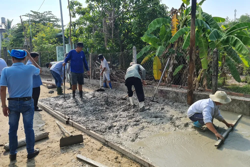 Một tuyến đường tại xã Phú An (Bình Dương) được đổ bê tông trong ngày ra quân thực hiện công tác dân vận. bình dương (7).jpg