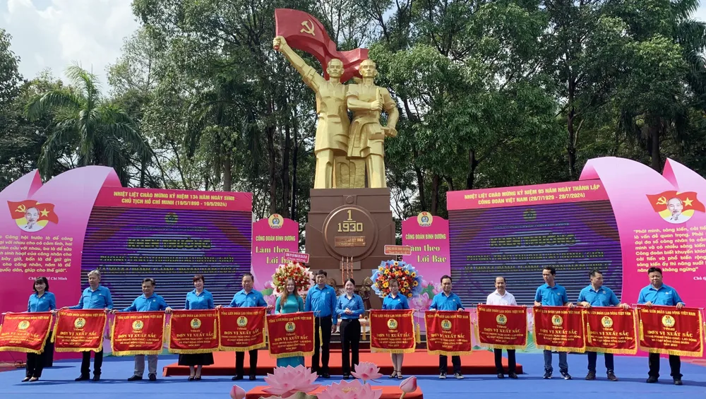 49 tập thể và 20 cá nhân thuộc hệ thống công đoàn tỉnh Bình Dương có nhiều thành tích trong phong trào thi đua lao động giỏi và hoạt động công đoàn trong năm 2023 được biểu dương. Ảnh: HẢI NHI TD 3.jpg