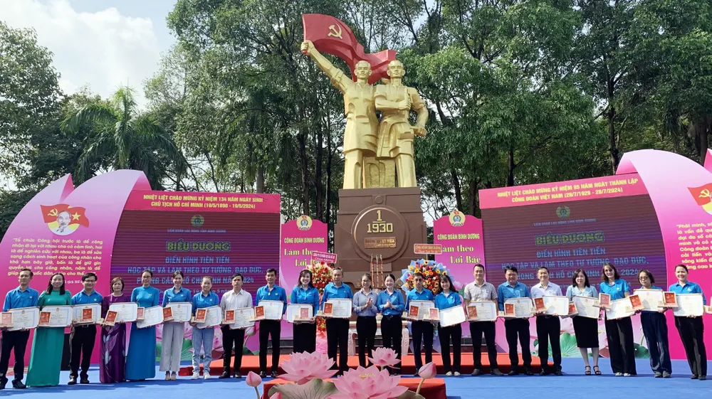 87 cá nhân có thành tích xuất sắc trong việc Học tập và làm theo tư tưởng, đạo đức, phong cách Hồ Chí Minh được biểu dương. Ảnh: HẢI NHI bác hồ