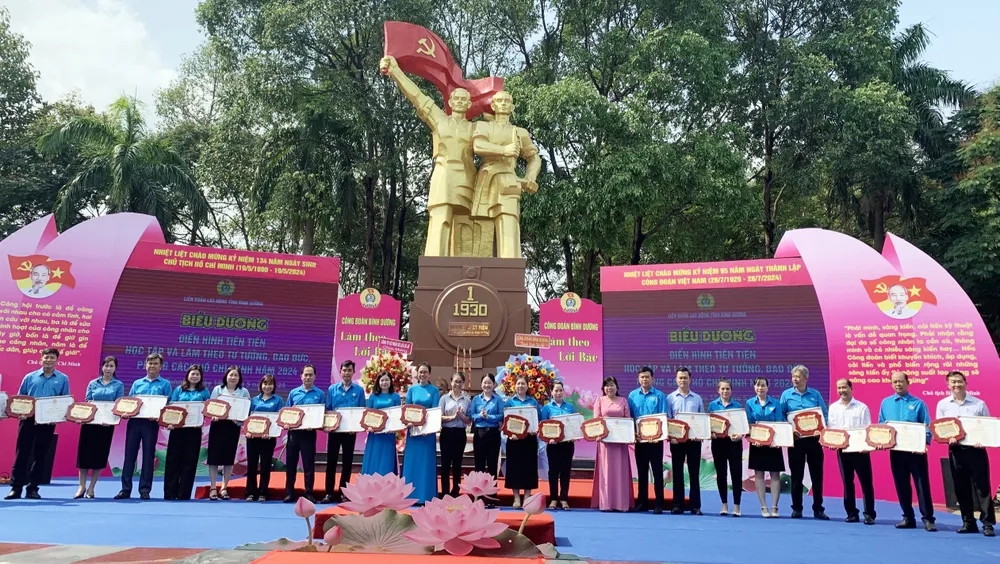 44 tập thể có thành tích xuất sắc trong việc Học tập và làm theo tư tưởng, đạo đức, phong cách Hồ Chí Minh được biểu dương. Ảnh: HẢI NHI z5455394959966_7b30174d2d4e124e3717b1ab4b900ac5.jpg