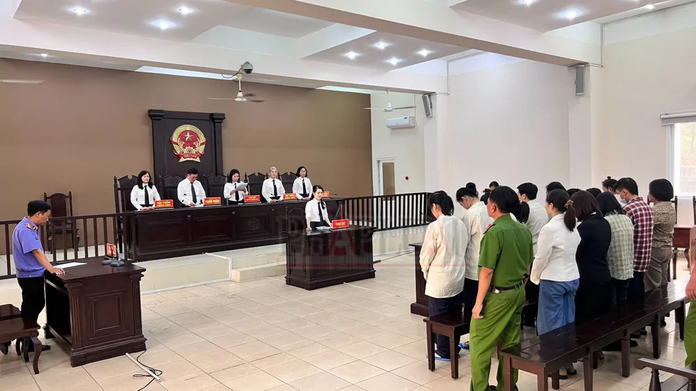 Toàn cảnh buổi tuyên án nhóm bị cáo mua bán trẻ sơ sinh. Ảnh: LA mua bán trẻ sơ sinh (2).jpg