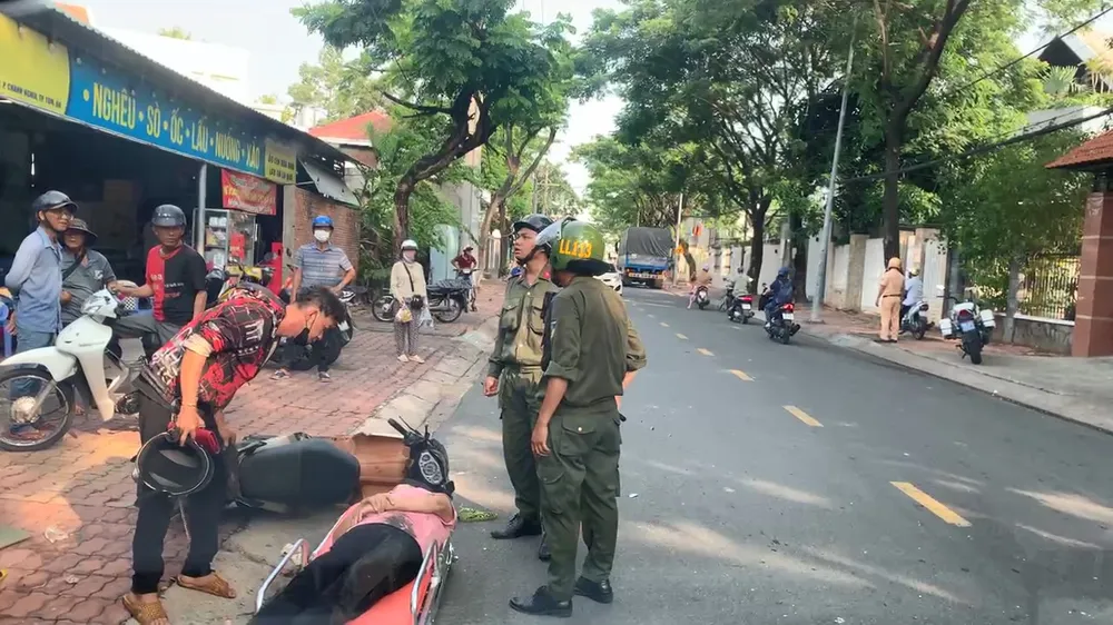Một phụ nữ bị chiếc ô tô 'điên' tông trúng trên đường. Ảnh: Người dân cung cấp ô tô.jpg