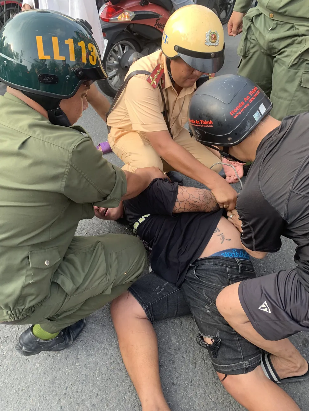 Lực lượng cảnh sát giao thông khống chế được tài xế. Ảnh: Người dân cung cấp xe điên (2).jpg