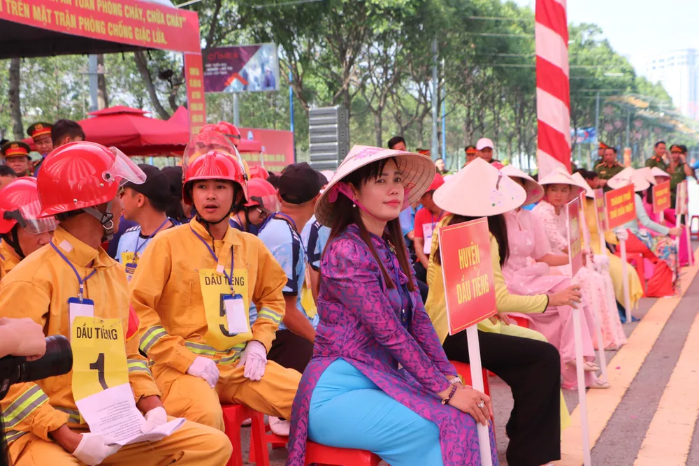 Các đội thi tham dự Hội thi nghiệp vụ chữa cháy và cứu nạn, cứu hộ “Tổ liên gia an toàn phòng cháy và chữa cháy” năm 2024. cháy