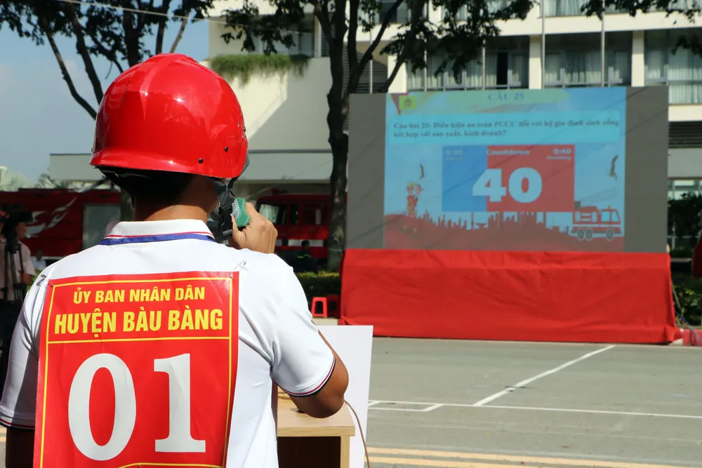 Các đội thi tham gia phần thi lý thuyết. IMG_4298.JPG