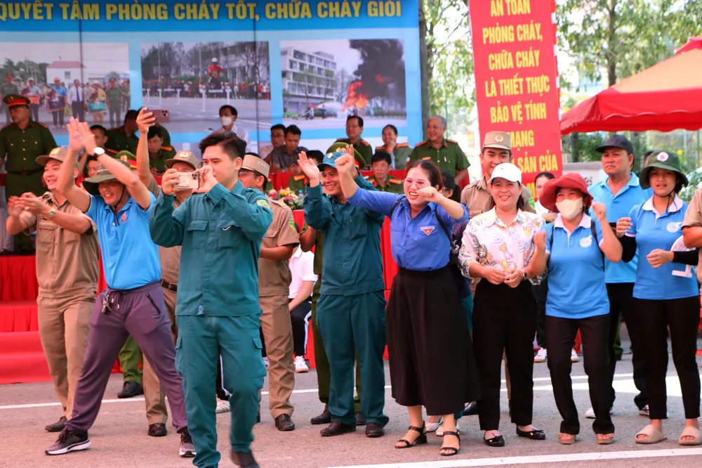 Các đội thi được sự cổ vũ nhiệt tình từ các cổ động viên đội nhà. IMG_4440.JPG