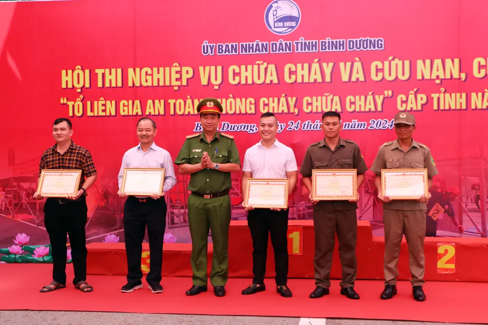 Tại hội thi, ban tổ chức cũng trao bằng khen của Bộ trưởng Bộ Công an và giấy khen của Giám đốc Công an tỉnh Bình Dương cho các tập thể, cá nhân có thành tích xuất sắc trong công tác chữa cháy, cứu người tại các địa phương trong thời gian qua. IMG_4518.JPG