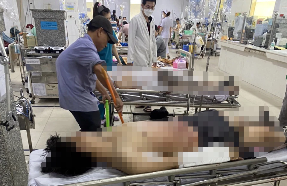 Những người bị thương được cấp cứu tại bệnh viện. nổ lớn (3).jpg