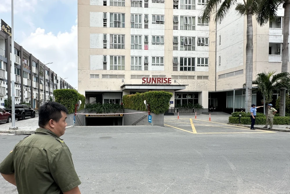 Lực lượng công an phong tỏa hiện trường để điều tra vụ việc. Ảnh: LA nổ lớn (6).jpg
