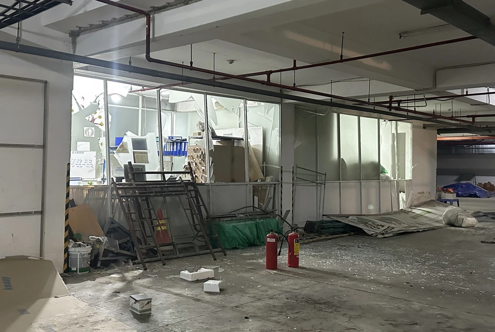 Khu vực hiện trường ngồn ngang các mảnh vỡ. nổ lớn (8).jpg