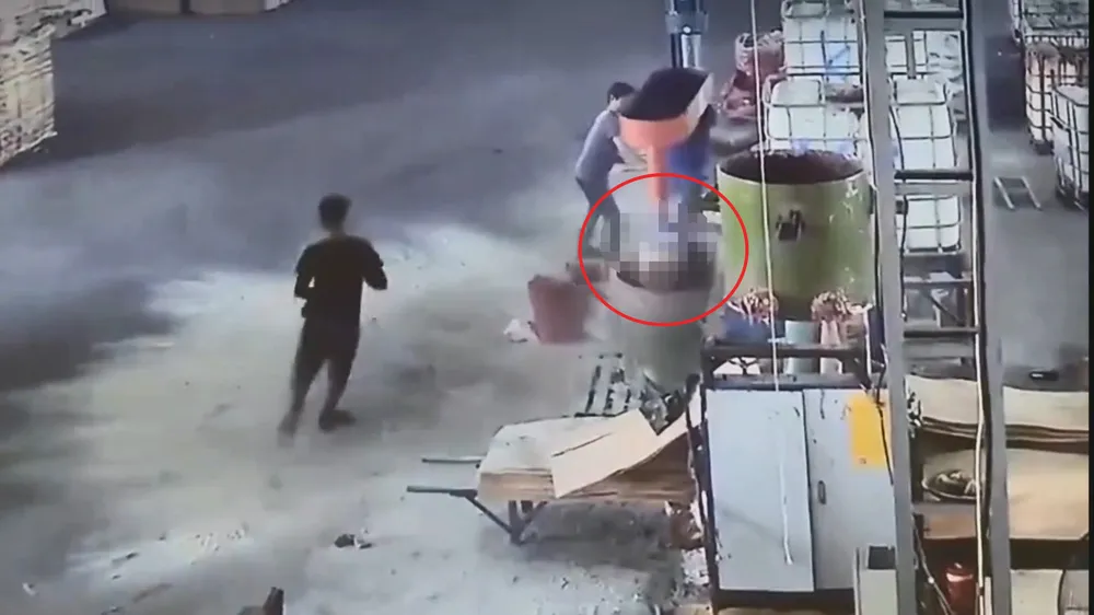 Thời điểm người đàn ông bị máy trộn cuốn vào. Ảnh: Cắt từ clip máy trộn