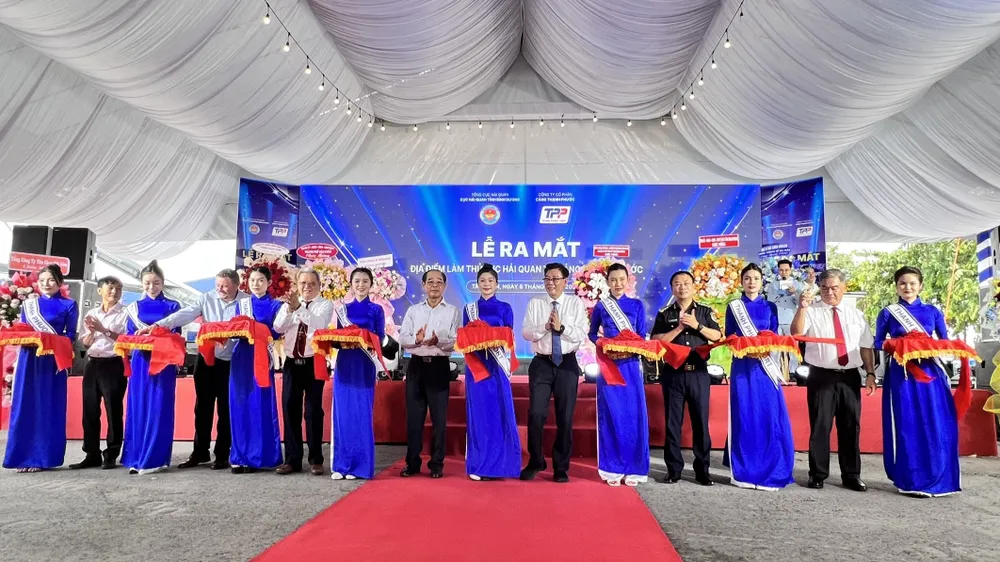 Lãnh đạo tỉnh Bình Dương công bố điểm làm thủ tục hải quan tại Cảng cạn Thạnh Phước. Ảnh: LA cảng cạn thạnh phước (5).jpg