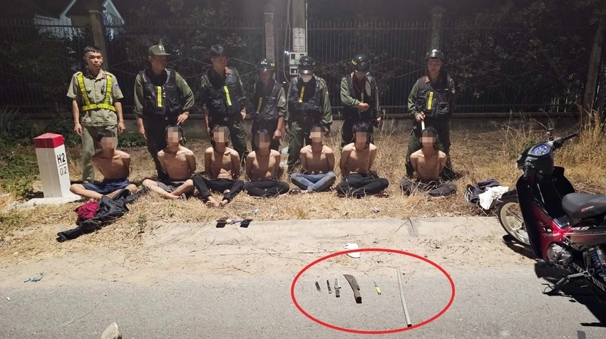 Nhóm thanh niên chuẩn bị hung khí đi đánh nhau thì bị lực lượng công an phát hiện bắt giữ. thanh niên xử nhau (2).jpg