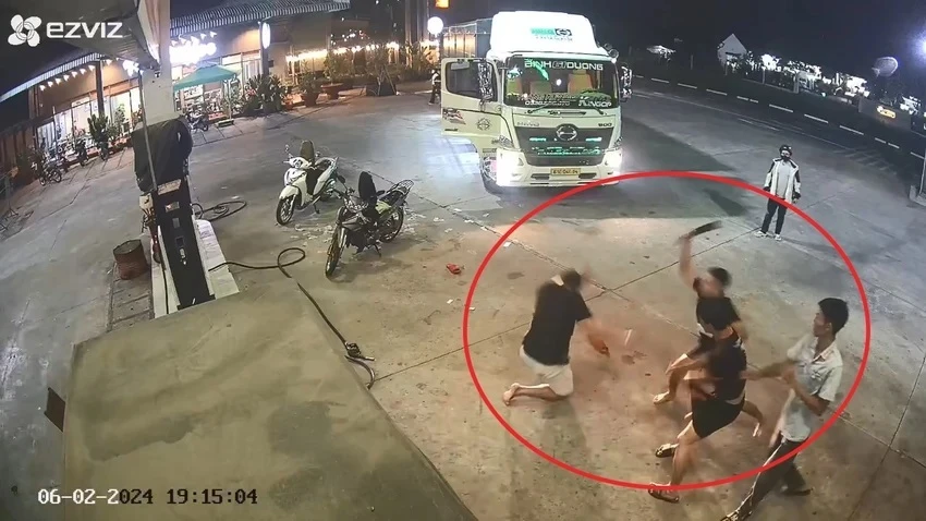 Nhóm thanh niên manh động lao vào cây xăng chém người. thanh niên xử nhau (4).jpg