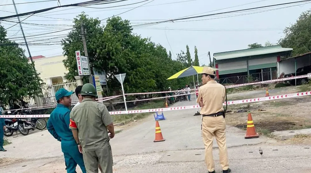 Thời điểm xảy ra vụ việc, có nhiều người dân chạy đến can ngăn nhưng bị cáo Tâm vẫn hung hãn chém chết vợ. Ảnh: LA bình phước (2).jpg
