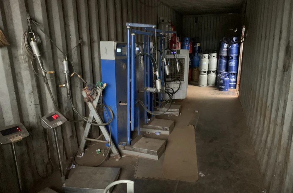 Bên trong các thùng container diễn ra hoạt động sang chiết gas trái phép. Ảnh: CACC sang chiết gas trái phép (3).jpg