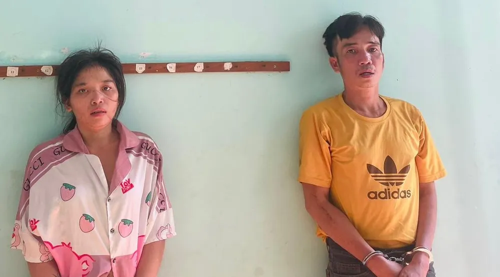 Đôi nam nữ đi cướp giật gặp tổ tuần tra. Ảnh: CACC cướp giật tài sản.jpg