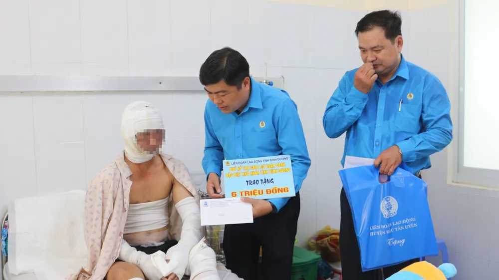 Liên đoàn Lao động tỉnh Bình Dương thăm hỏi, tặng quà cho những công nhân bị tai nạn tại Công ty gỗ HT. Ảnh: HU công ty gỗ.jpg