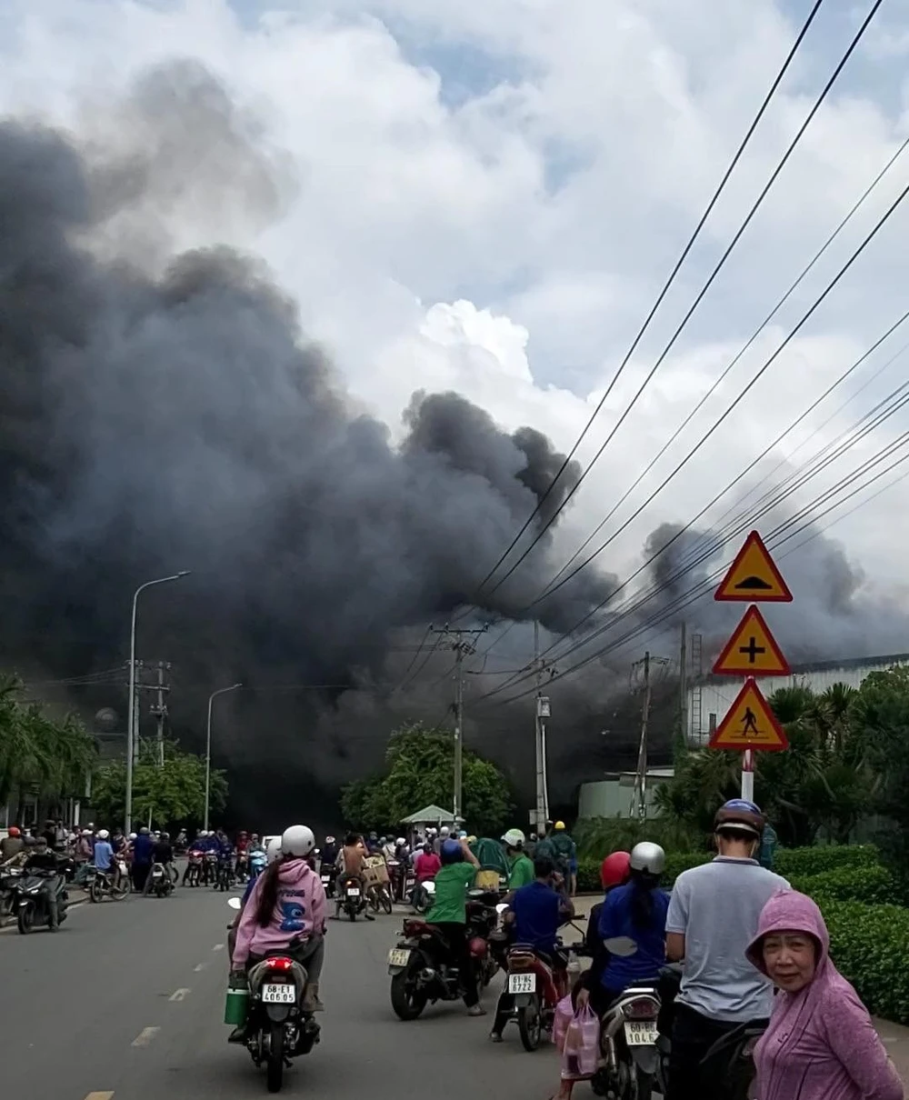 Khói lửa bao trùm công ty. Ảnh: Người dân cung cấp sản xuất nội thất (3).jpg