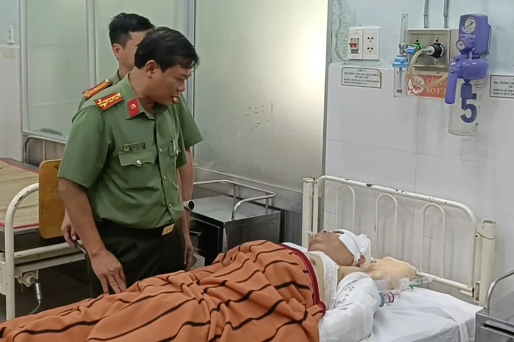 Đại úy công an đã qua cơn nguy kịch. Ảnh: NH đại úy công an (3).jpg