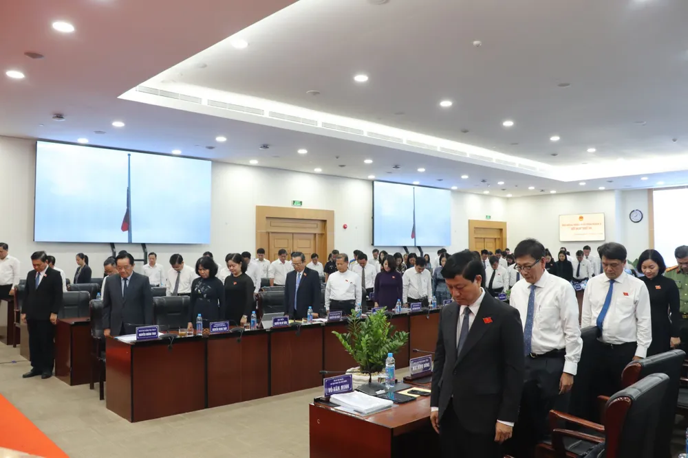 Các đại biểu tham dự kỳ họp đã dành phút mặc niệm tưởng nhớ cố Tổng Bí thư Nguyễn Phú Trọng. Ảnh: PC Bình Dương dự kiến thu về hơn 6.700 tỉ từ đấu giá đất công, đất thu hồi