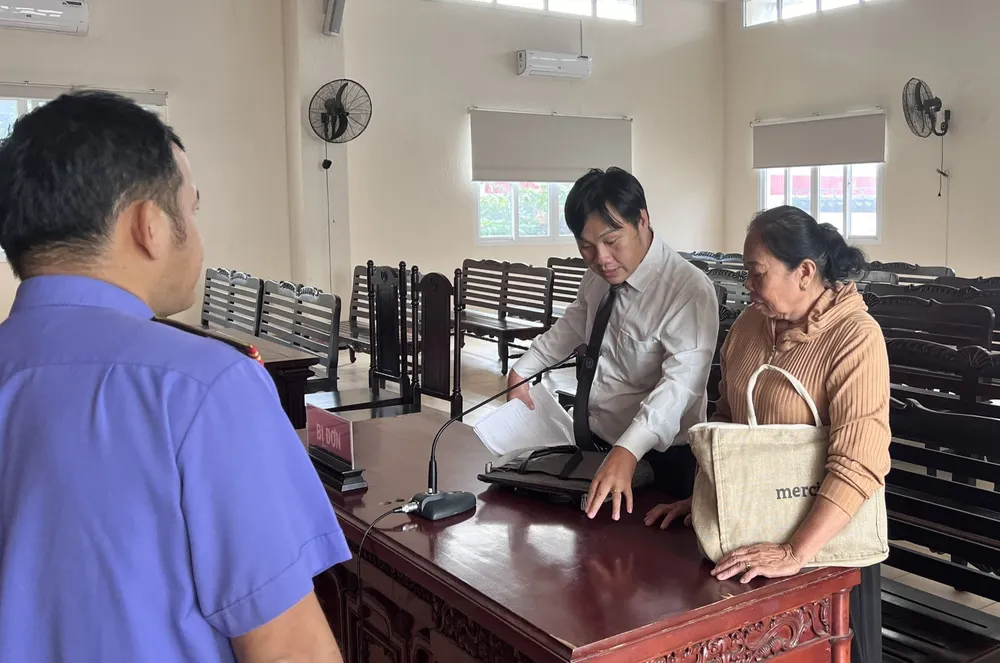 VKSND tỉnh Bình Dương nhận định vụ "1 phiên tòa sơ thẩm có hai bản án với phán quyết khác nhau’" có dấu hiệu xâm phạm hoạt động tư pháp. Ảnh: KHẢ DOANH hai bản án (2).jpg