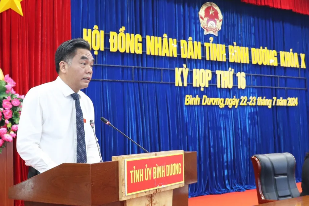Ông Nguyễn Lộc Hà – Phó Chủ tịch UBND tỉnh Bình Dương, báo cáo tình hình kinh tế-xã hội, quốc phòng-an ninh 6 tháng đầu năm. Ảnh: ĐT doan trang.jpg