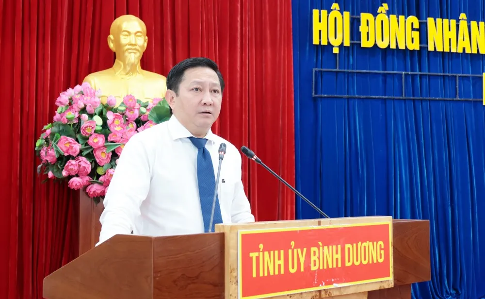 Ông Ngô Quang Sự-Giám đốc Sở Tài nguyên và Môi trường trả lời các nội dung được chất vấn. Ảnh: PC sự.jpg
