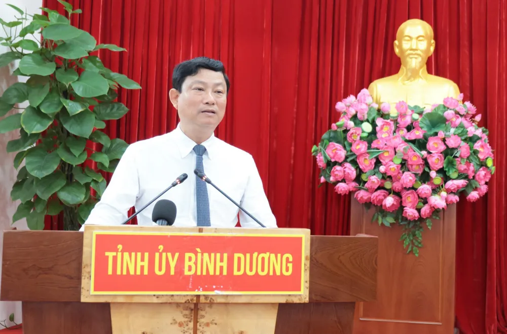 Ông Võ Văn Minh, Chủ tịch UBND tỉnh Bình Dương giải trình một số nội dung đại biểu quan tâm. Ảnh: ĐT z5659615401909_4f3d87052b377e273d992a1e8fb1ceeb.jpg