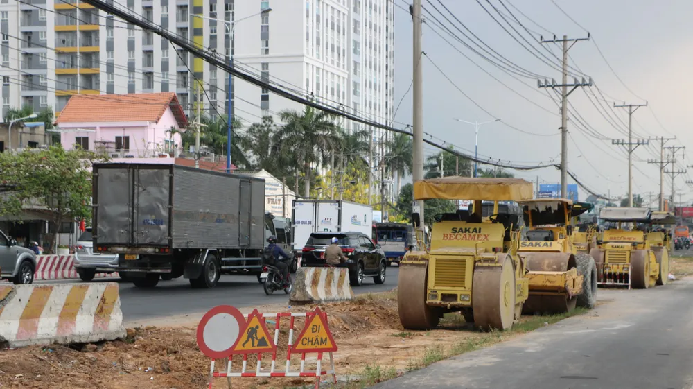 UBND tỉnh Bình Dương đang chỉ đạo gấp rút thi công di dời lưới điện tại dự án nâng cấp, mở rộng Quốc lộ 13. Ảnh: LA dự án giao thông (4).JPG