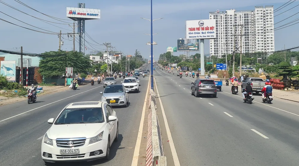 Quốc lộ 13 hiện hữu đang quá tải, thường xuyên ùn tắc giao thông. Ảnh: LA dự án giao thông (5).jpg