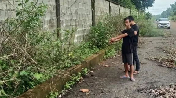 Hiện trường nam thanh niên khống chế và dùng kéo đâm cô gái để cướp xe máy. Ảnh: MINH CHÍNH cướp xe máy
